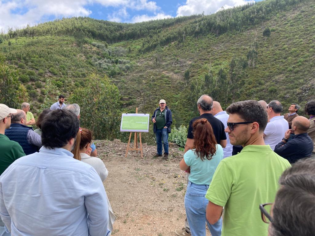 Altri junta proprietários para mostrar no terreno o trabalho de proteção e valorização da floresta 